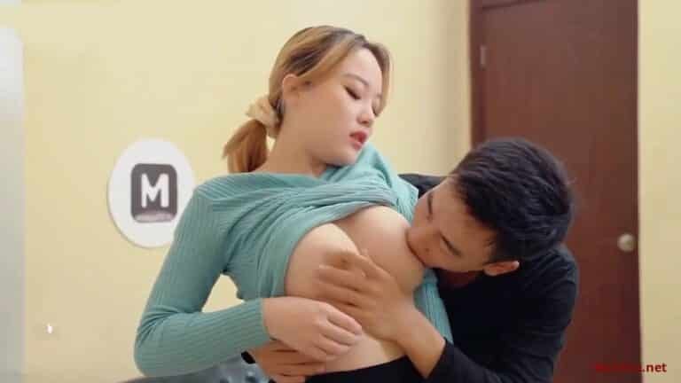 Bạn trai củ dọa tung clip sex nếu không cho địt nhau trong toilet công cộng