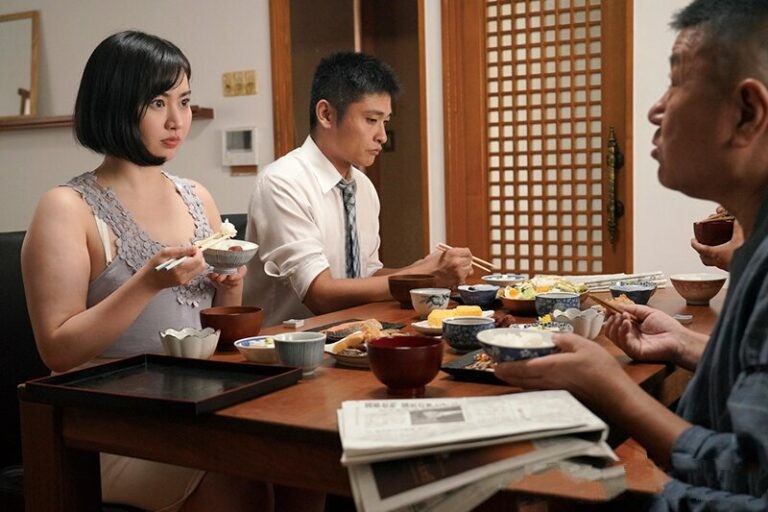 Bố chồng hồi xuân gạ tình con dâu loạn luân khi chồng lạnh nhạt
