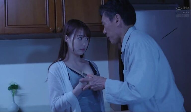 Bố chồng nữa đêm lén lút cùng con dâu ở bếp vì quá nứng