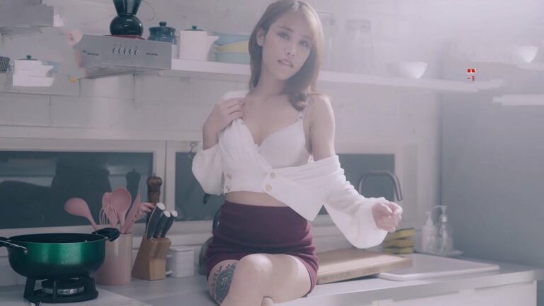 Bố chồng thấy con dâu quá ngon nên lao vào cưỡng hiếp