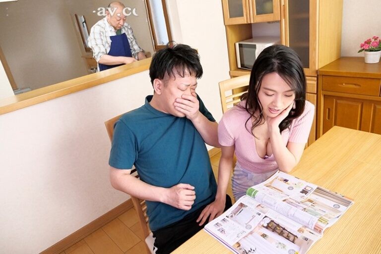 Cậu con trai lén lút cùng mẹ kế khi bố yếu sinh lý