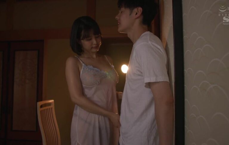Chị dâu mặc đồ ngủ dâm đãng cho em chồng nhìn lúc nữa đêm và