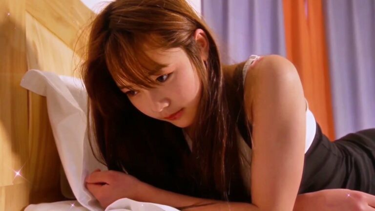 Đứa em gái xinh đẹp dâm đãng gạ anh trai loạn luân khi bố mẹ vắng nhà