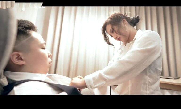 Em thư ký xinh đẹp gạ tình giám đốc để được thăng chức