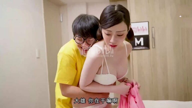 Xu-Ka vú to bị nhìn trộm bởi tên Nobita đáng ghét